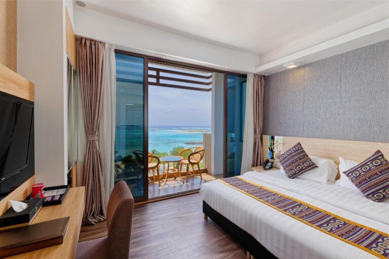 Deluxe Double Sea View room with balcony