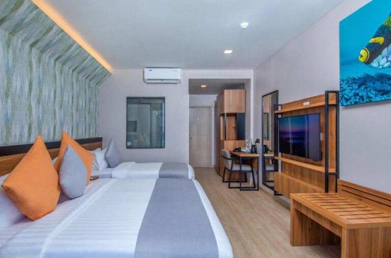 Deluxe Partial Sea view triple