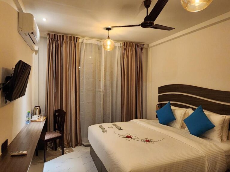 Deluxe Double with side sea view