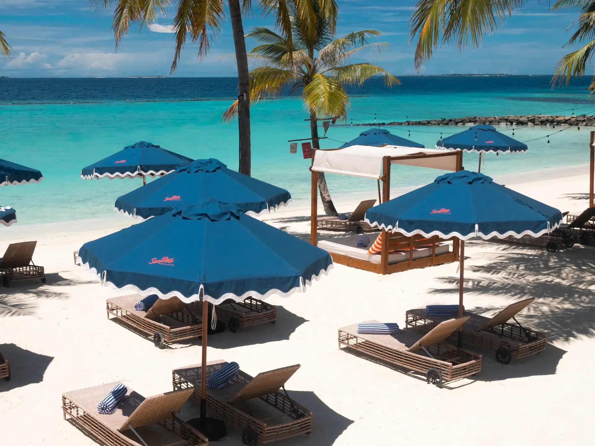 SunRay-Maldives-Beach-View-Parasol-Close-Up