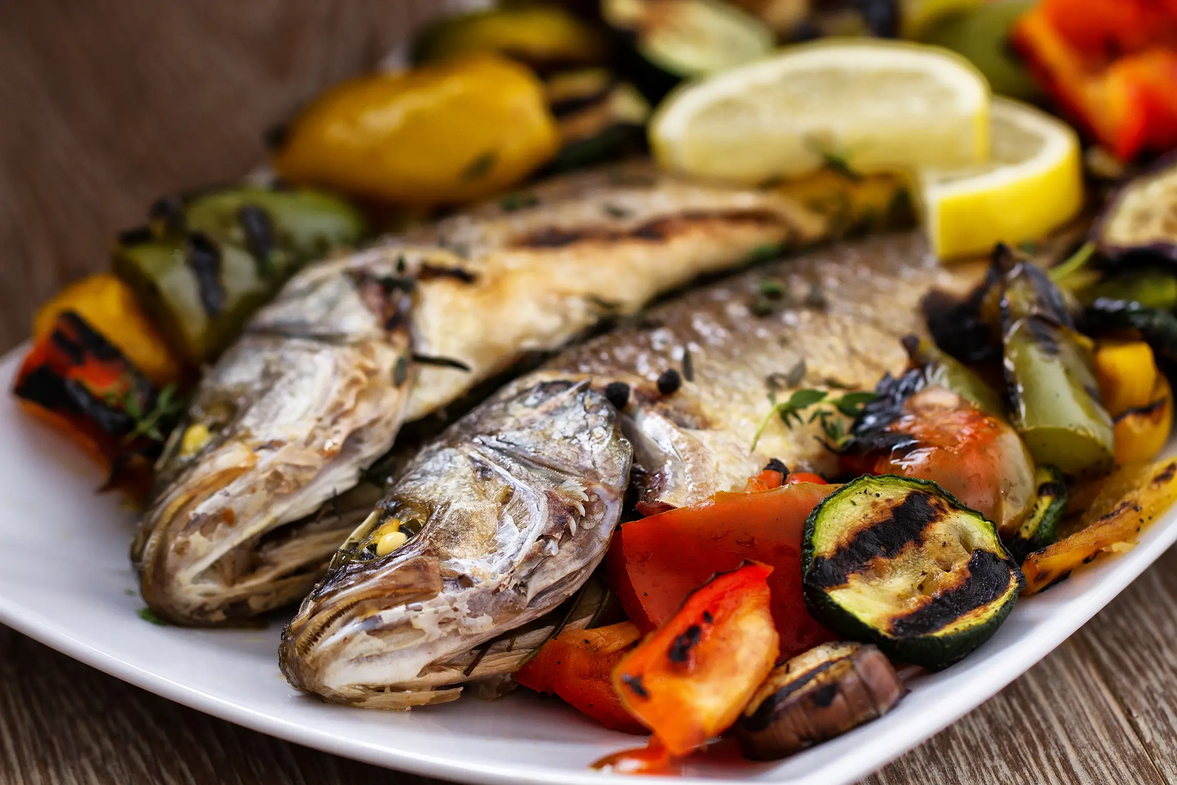 grilled-fish-platter-with-vegetables-and-lemon